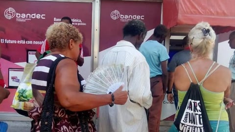 Cuba Launches Pilot Program for Pension Payments in Shopping Centers