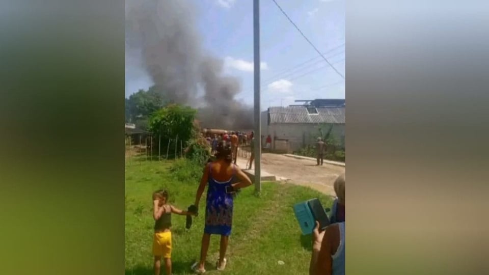 Incendio en Baire deja a familia damnificada tras caída de tendido eléctrico