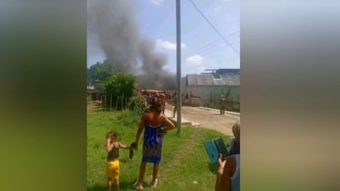 Incendio en Baire deja a familia damnificada tras caída de tendido eléctrico