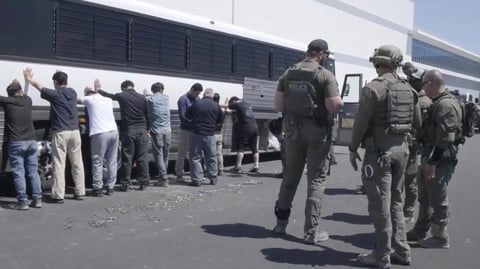 ICE rompe récord: 51,000 arrestos en julio marcan intensificación de operativos migratorios