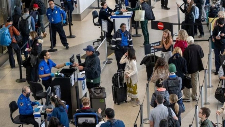 ¡Caos en los aeropuertos de EE.UU.! Filas eternas y vuelos varados: ¿Hasta cuándo la pesadilla?