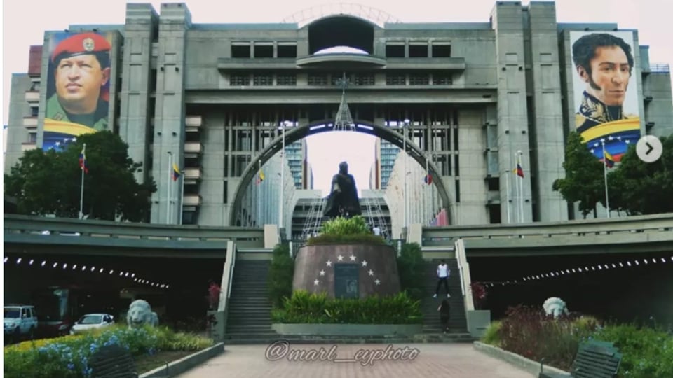 Palacio de Justicia de Caracas cambia imagen: Retiran a Chávez y Bolívar