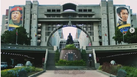 Palacio de Justicia de Caracas retira imágenes de Chávez y Bolívar