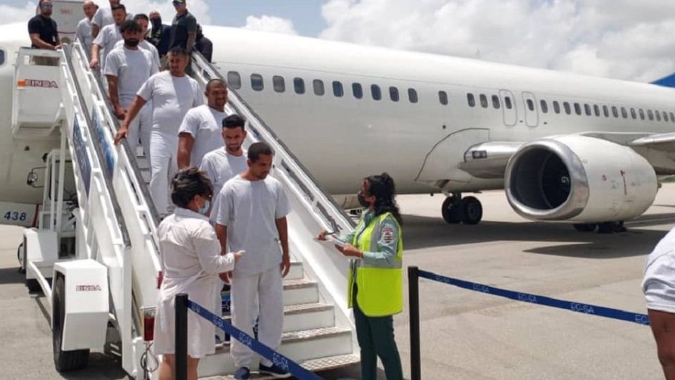 EE.UU. Evalúa Deportar a Medio Millón de Cubanos