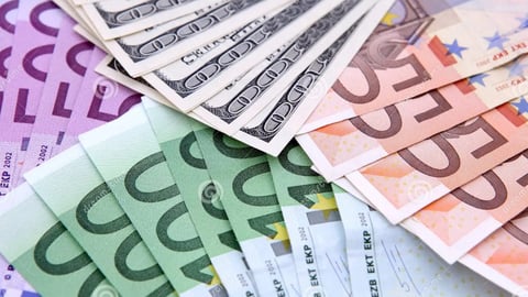 El euro sube y marca distancia del dólar en el mercado informal cubano