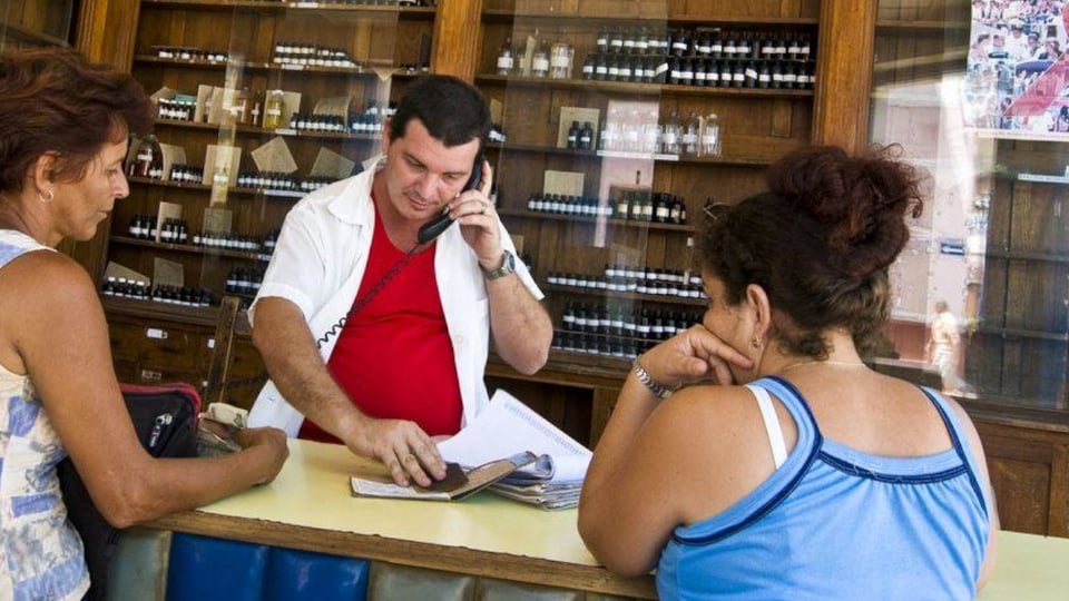 ¿Y las medicinas? ¡Abre farmacias privadas en Cuba pero con tremendo candado!