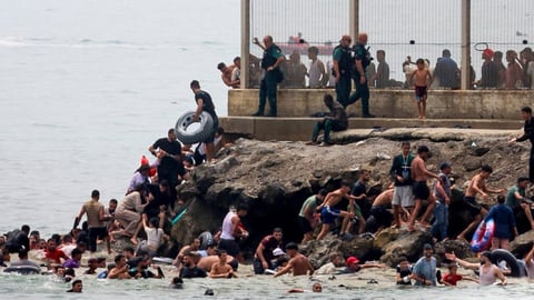 ¡Alarma en Ceuta! Tropas a la calle por avalancha de migrantes desde Marruecos