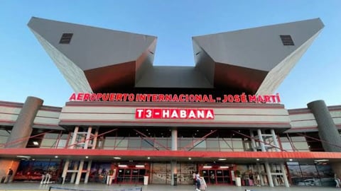 Aerolíneas Reducen Rutas a Cuba por Escasez de Combustible