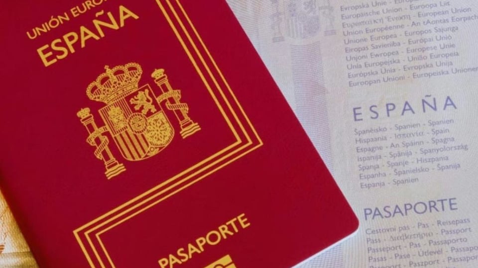 España aclara reglas para renovación de pasaportes y niega prohibición de viaje