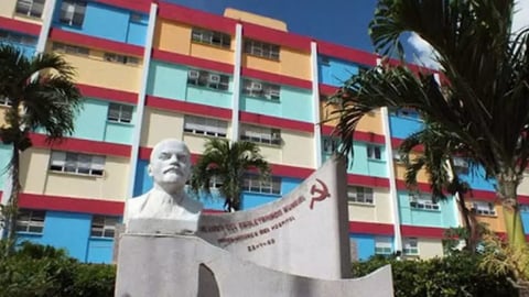 ¿Mil pesos por un papel? Hospital de Holguín le cobra a familia insumos para electrocardiograma