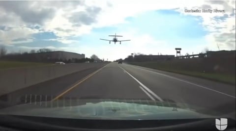¿¡Qué Bollito! Avioneta se Baña en la Autopista de Pensilvania y Deja a Todos Locos