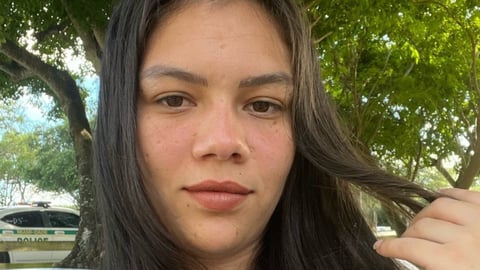 Joven cubana embarazada con I-220A y niño autista enfrenta orden de deportación en EE.UU.