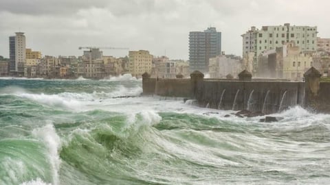 ¡Frío que pela y mar que inunda! ¡A preparar el catarro y las chancletas!