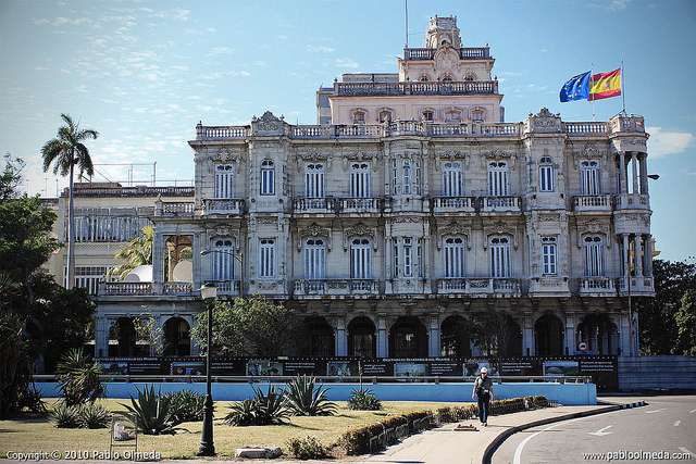 ¡El Consulado Español se Pone de Pie y Grita: "Aunque No Haya Guagua, Aquí Se Tramita"!