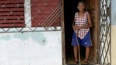 Anciana en Santiago de Cuba sufre más de 40 días sin electricidad