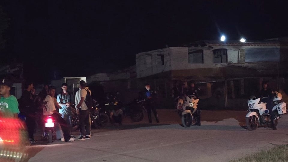 ¡Bochinche en Camagüey! Arrestan a motoristas a punta de tonfa y rompen motores