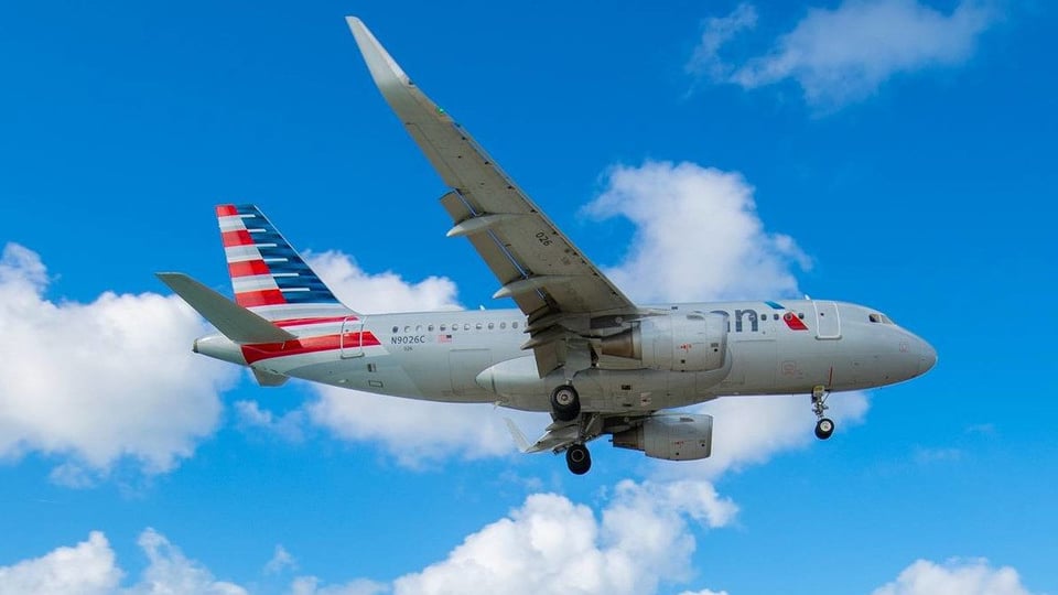 ¡Escándalo en el Aire! Pasajera se Desnuda en Pleno Vuelo y Armar un Belén a 38,000 Pies
