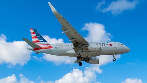 Pasajera se desnuda en pleno vuelo de American Airlines; es detenida en Miami