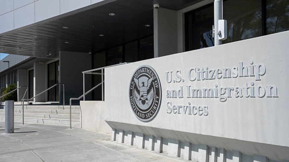 ¿Te Pillaron con 'la Pipa'?: Nueva Regla de Inmigración Pone en Jaque a Cubanos con Green Card Pendiente