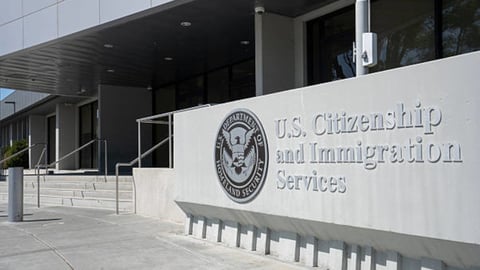 Declaraciones sobre drogas pueden afectar Green Card de cubanos bajo Ley de Ajuste Cubano