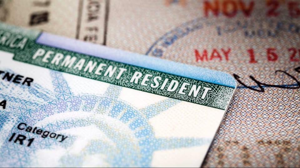 ¿Te Quitas la Green Card por un Descuido? ¡15 Cosas que No Debes Hacer en EE.UU.!