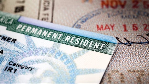 15 Razones por las que un Residente Permanente en EE.UU. Podría Perder su Green Card