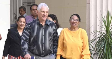 ¿Cuba en la Luna con la IA? Díaz-Canel promete 'soberanía tecnológica' entre apagones y WiFi caro