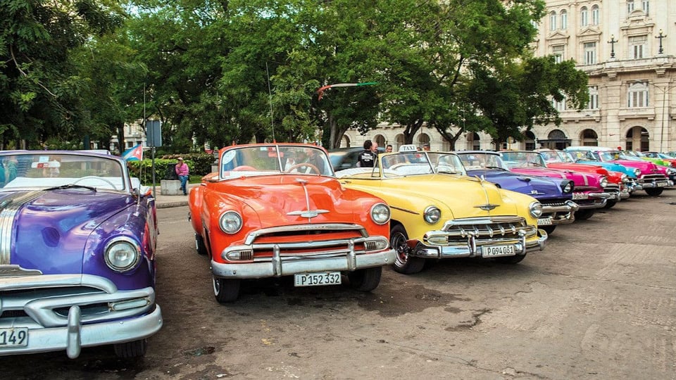 La crisis del turismo apaga las luces de Cuba y sus carros clásicos
