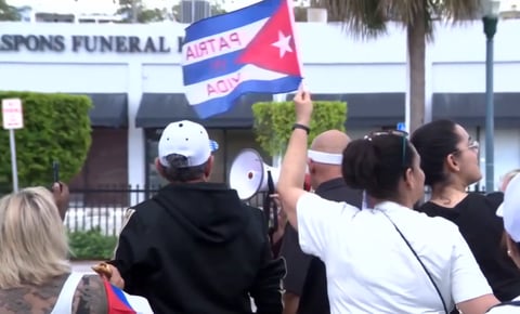 Cubanos en Miami se manifiestan en apoyo a las protestas en la isla