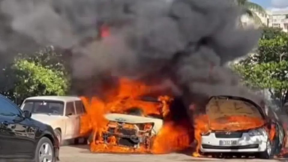 ¿Qué pasó, mi gente? ¡Se queman carros y nadie mueve un dedo!