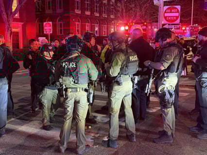 Trump Desvía Culpa del Tiroteo en Brown University Hacia la Escuela, FBI Bajo Escena de Críticas