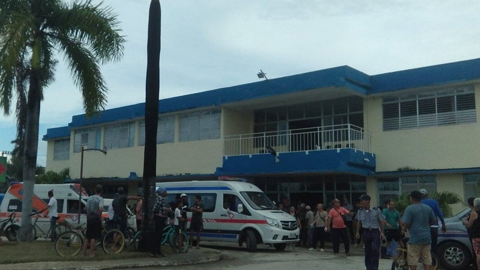 ¡Tremendo susto en Villa Clara! Camión esquiva motorina y deja varios golpeados