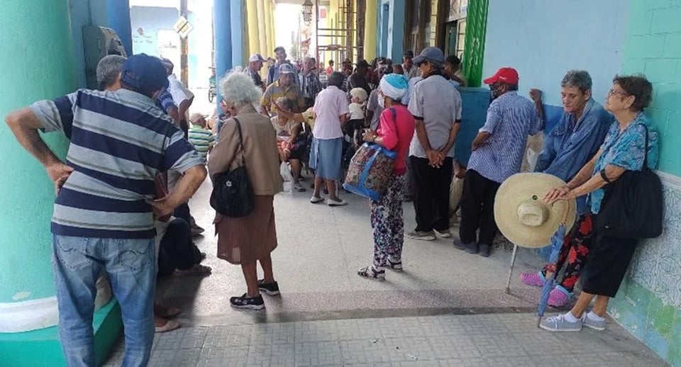 ¿Y los viejos qué comemos? Pagan pensiones con lo que sea en Holguín y el paisito se hunde