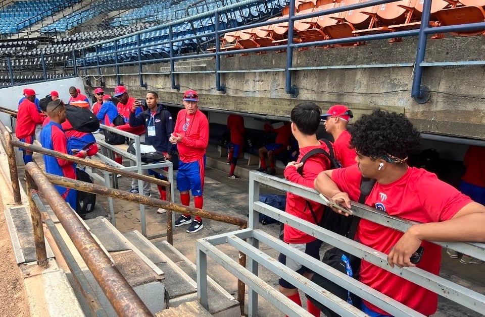 ¡Se encendió el pitcheo en Caracas! ¿Cuba listo pa'l bochinche o a buscar la escoba?