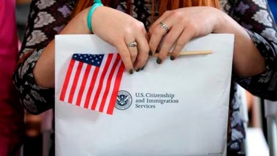 ¿Ciudadanía a Bofetás? ¡Te Quitan el Cartón por Chorizo Pandémico en Florida!