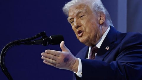 ¡Ay, mi madre! ¿Qué se dio en la mano el Presidente Trump?