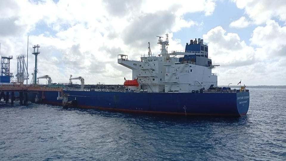 ¿Y tú supiste? Rusia le manda petróleo a Cuba… ¡pa’ salir del apuro 10 días!