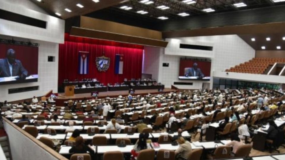 ¿Y ahora qué? El régimen cubano se inventa otra excusa para posponer las elecciones y la gente se pregunta si ya perdieron el rumbo.