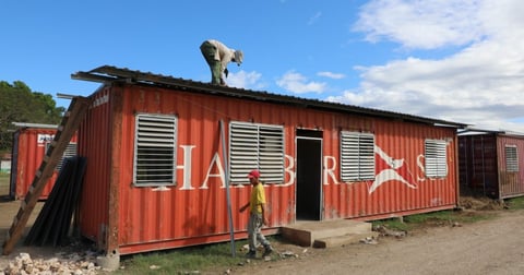 ¡Ay, Cienfuegos! ¡Las casas de lata van pa' largo y el bolsillo se encoge!