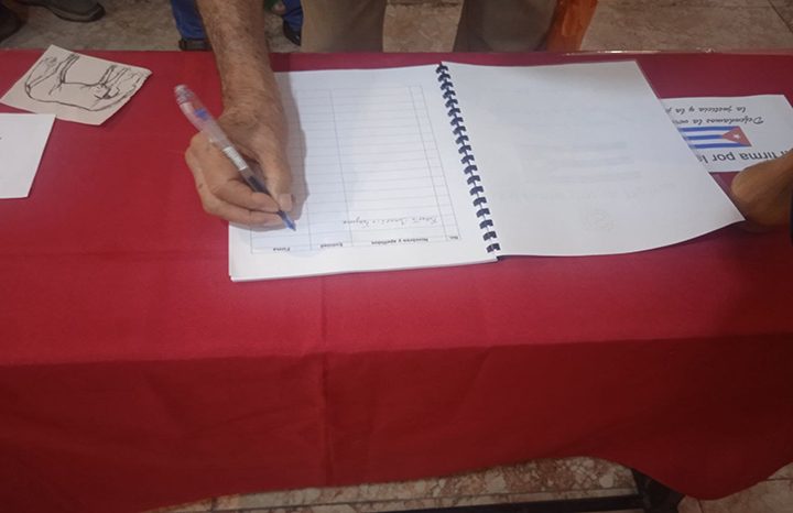 Cuba Recolecta Millones de Firmas en Campaña "Mi Firma por la Patria"