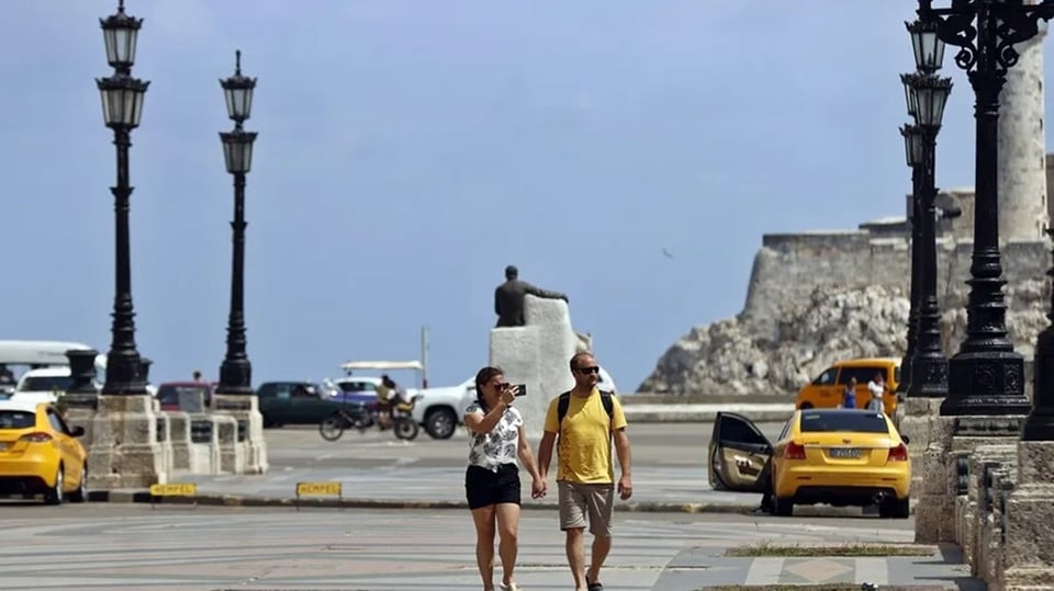 Turismo en Cuba: Las llegadas de visitantes caen casi a la mitad en 2026