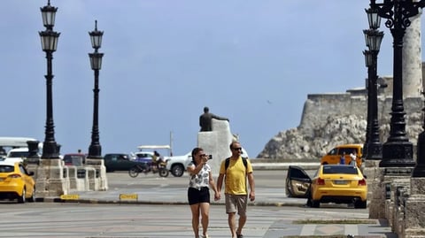 Turismo en Cuba: Las llegadas de visitantes caen casi a la mitad en 2026