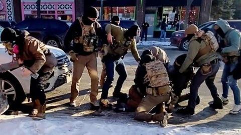 ¡Se armó el zipizape! Agentes del DHS de licencia por el tiroteo mortal en Minneapolis