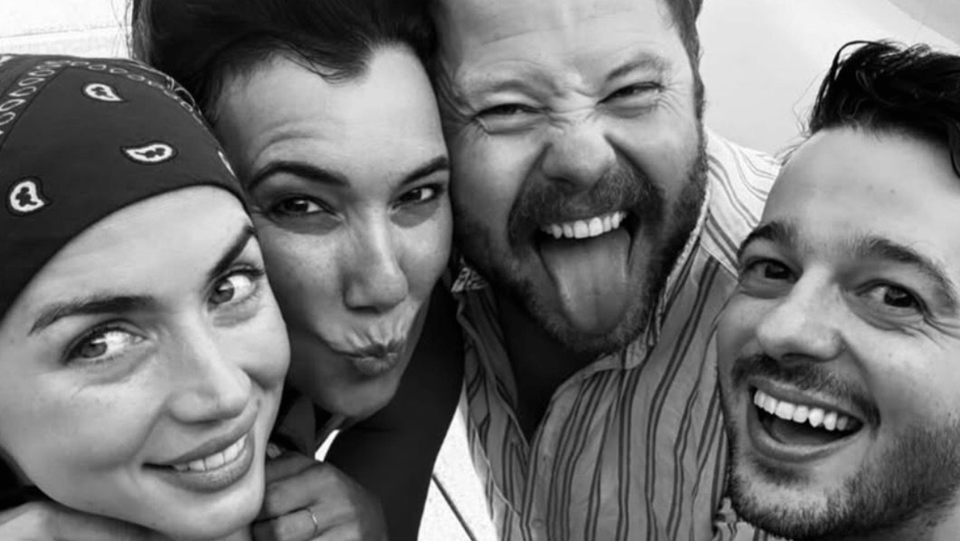 Ana de Armas y Muma Alvariño Recrean Foto de Hace 18 Años