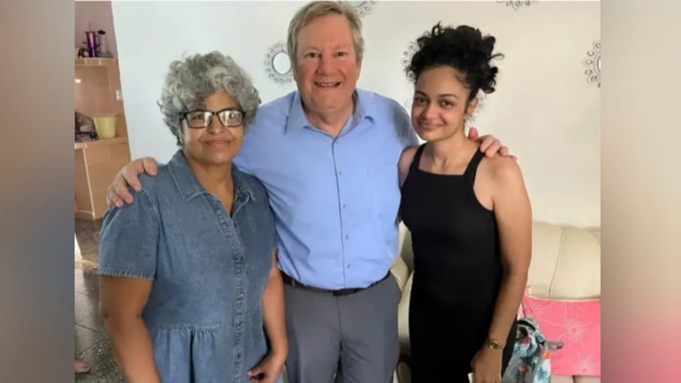 Jefe de Misión de EE.UU. en Cuba se reúne con influencer en Alamar durante apagón