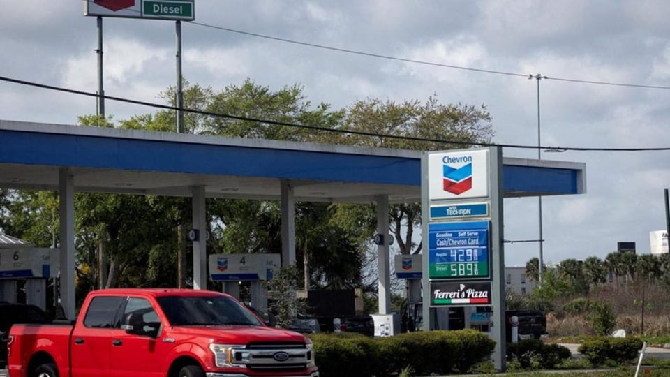 ¿Le van a quitar el impuesto a la gasolina? Trump lo está pensando