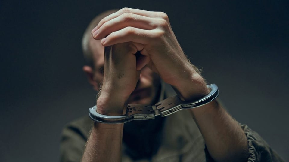 Hombre en Colorado Acusado de Simular el Suicidio de su Esposa para Cobrar Seguro Millonario