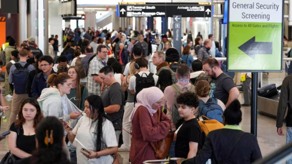 ¿Y AHORA QUÉ? Trump Envía ICE a Aeropuertos en Pleno Despelote de Pagos a la TSA