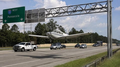 Joven instructora de vuelo aterriza avioneta sin motor en autopista de Florida