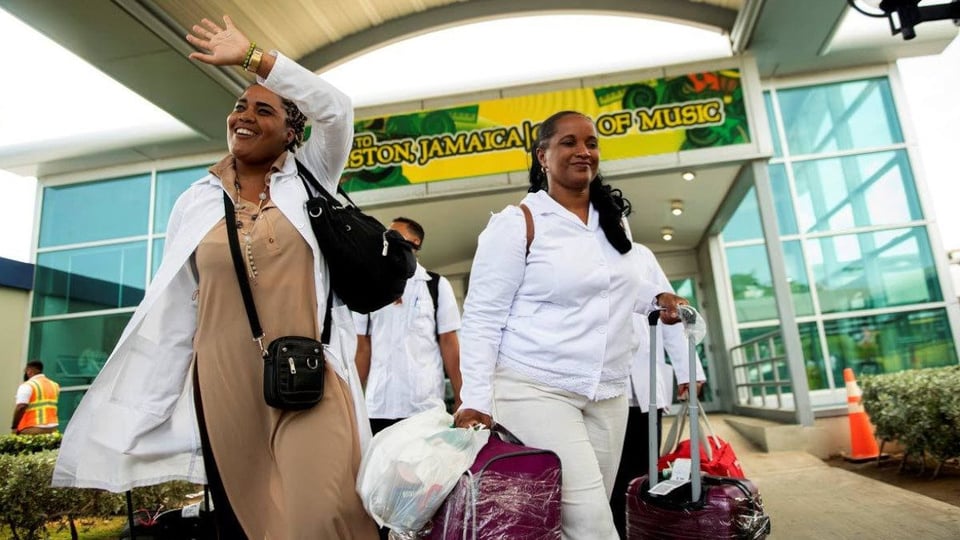 ¡Zafarrancho en Jamaica! Le quitan el monopolio a Cuba con los médicos y ahora los contratan a destajo